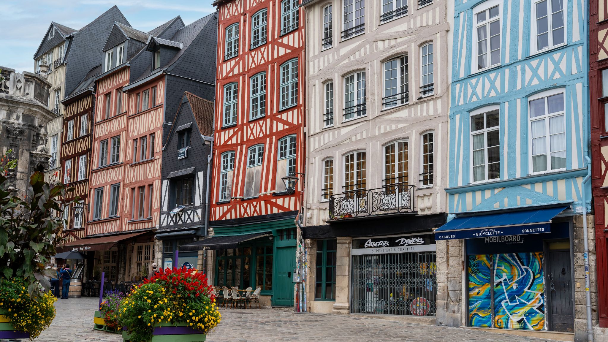 20250917 110931 Rouen   Place de l'Aître Saint Maclou, Quartier Saint Marc   Croix de Pierre   Saint Nicaise   bearbeitet